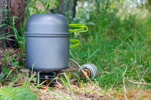 Bruciatore Gas Con Cappello Bombetta Sull Erba Verde Cucina Escursione — Foto Stock