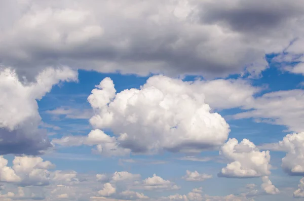 Lindas Nuvens Fofas Contra Céu Azul — Fotografia de Stock