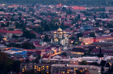Khust, Transcarpathia Ukrayna akşam şehir üst görünümü.