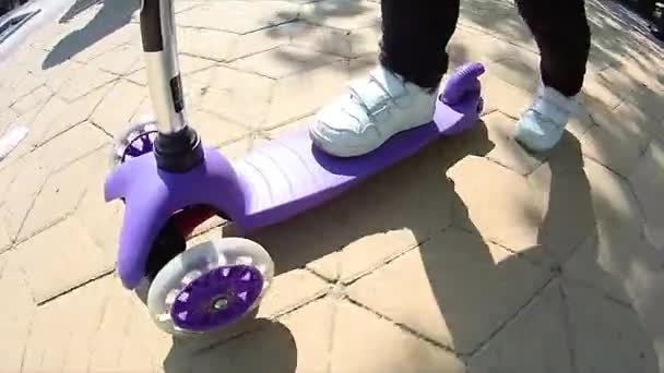 Pernas Uma Criança Pequena Montando Uma Scooter Lajes Pavimentação — Vídeo de Stock