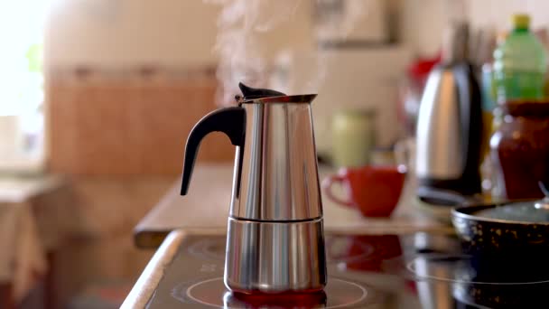 Geyser Kaffebryggare Elektrisk Spis Köket Morgonen — Stockvideo