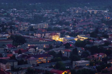 Khust, Transcarpathia Ukrayna akşam şehir üst görünümü.