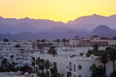 Gün batımında dağların arka planına karşı tatil otelleri, Sharm El Sheikh, Mısır.