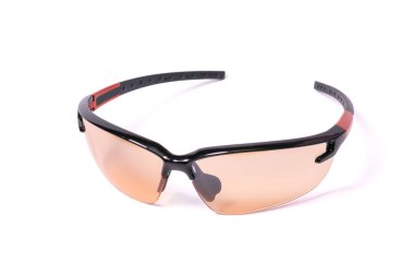 Beyaz arka planda izole edilmiş sporcular ve işçiler için güvenlik gözlükleri..