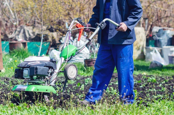 Uomo Coltiva Terra Con Coltivatore Giardino Primaverile — Foto Stock