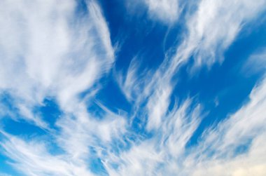 Güzel kabarık bulutlar mavi gökyüzüne karşı.