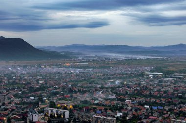 Khust, Transcarpathia Ukrayna akşam şehir üst görünümü.
