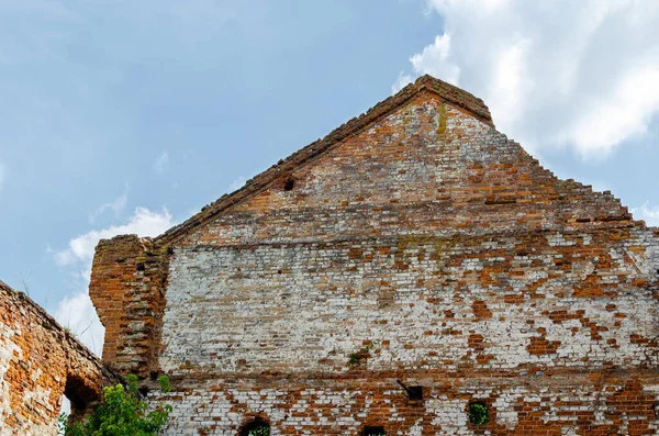 Çatısı Penceresi Olmayan Terk Edilmiş Eski Bir Bina — Stok fotoğraf