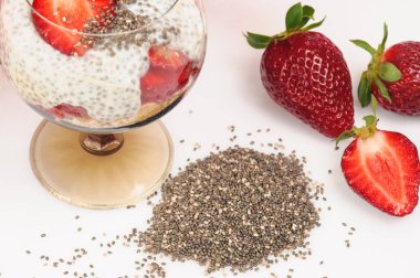 Chia, çilek ve yoğurt