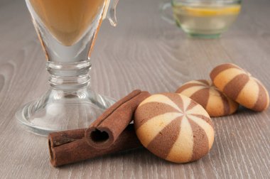 Çay, bisküvi ve tarçın