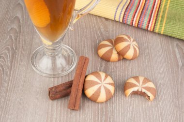  Çay, bisküvi ve tarçın kabuğu