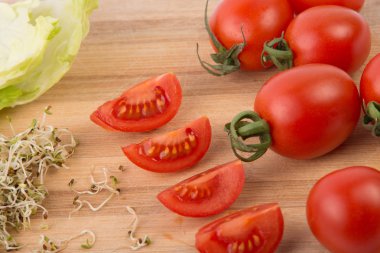 Brüksel lahanası ve domates 