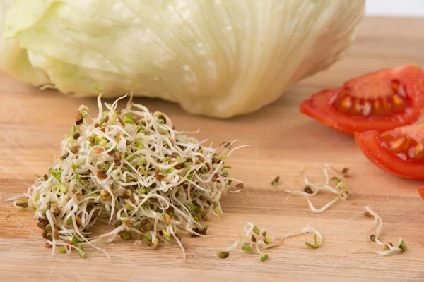 Brüksel lahanası ve domates — Stok fotoğraf