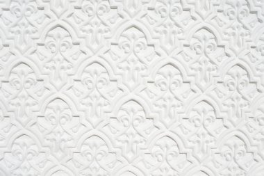 Beyaz duvar heykel ile. Arka plan 