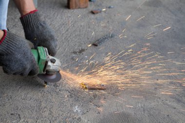 Araç tarafından çalışan işçi