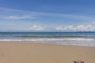 deniz ve mavi gökyüzü