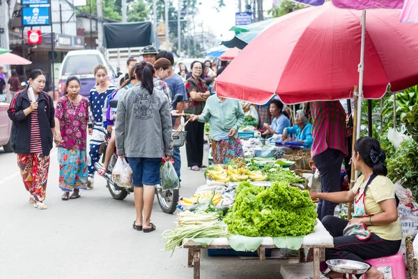 Sokak satıcıları Chiang Khong