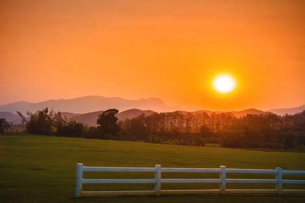 Pôr do sol no céu à noite Fotografias De Stock Royalty-Free