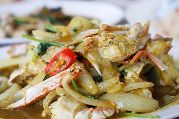 Sarı köri içinde kızartılmış Yengeç