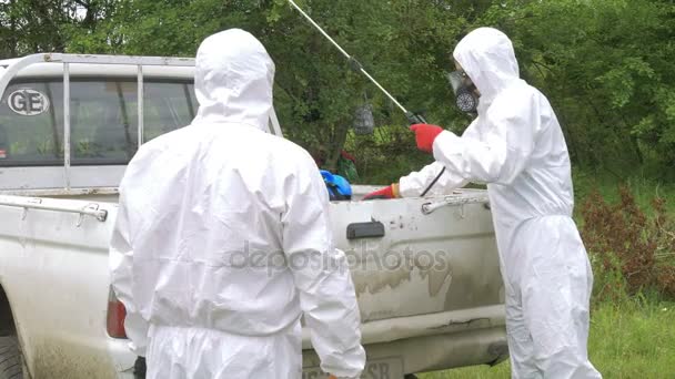 Trabajadores tomando pulverizador del coche — Vídeos de Stock