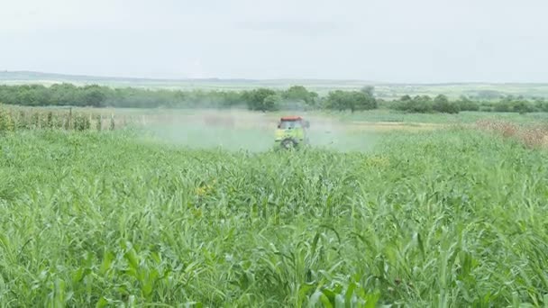 Trator de pulverização de pesticidas no campo — Vídeo de Stock