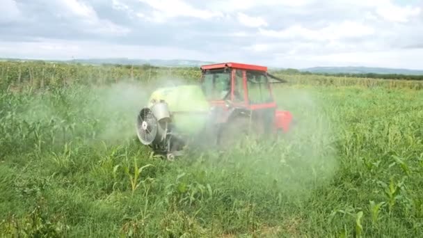 Agrimotor equitação e espalhando herbicidas no campo — Vídeo de Stock
