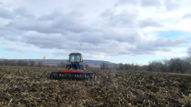 Trekker het cultiveren van grond van agro-veld — Stockvideo