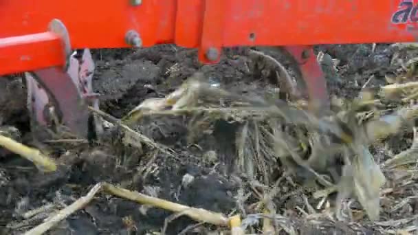 Trator cultivando solo de campo agro — Vídeo de Stock