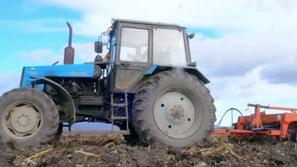 Traktor bearbeitet Boden des Agrofeldes — Stockvideo