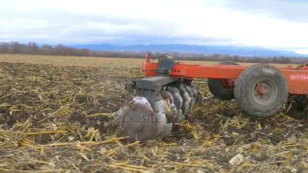 Traktor bearbeitet Boden des Agrofeldes — Stockvideo