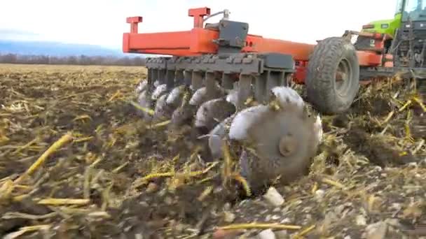 Traktor bearbeitet Boden des Agrofeldes — Stockvideo