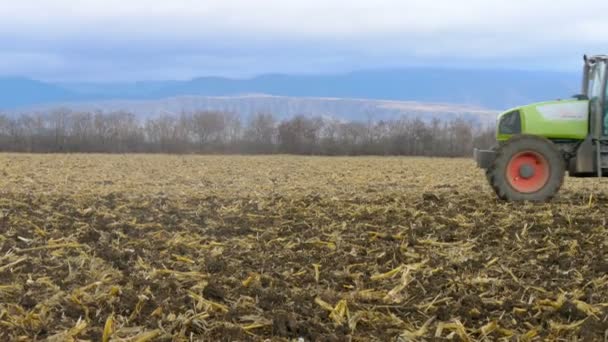 Trator cultivando solo de campo agro — Vídeo de Stock