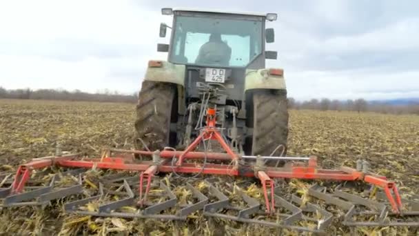 Traktor bearbeitet Boden des Agrofeldes — Stockvideo