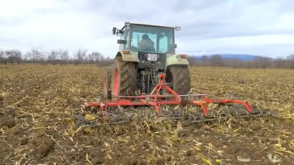 Trekker het cultiveren van grond van agro-veld — Stockvideo