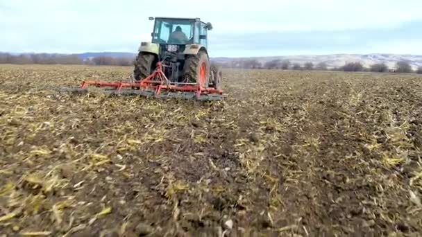 Trekker het cultiveren van grond van agro-veld — Stockvideo