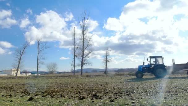 Hombre trabajador en tractor — Vídeo de stock