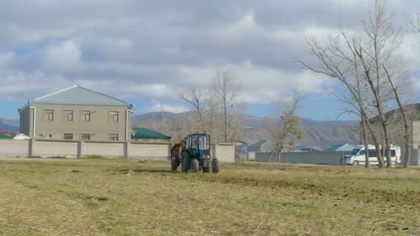 Работник на тракторе — стоковое видео