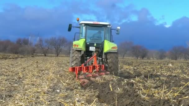 Трактор оранка поля — стокове відео
