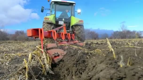Трактор оранка поля — стокове відео