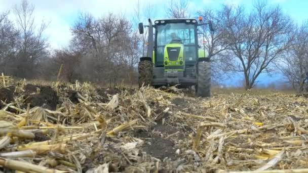 Campo di aratura del trattore — Video Stock