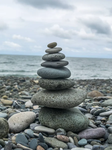 Hög med stenar på stranden — Stockfoto