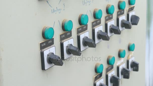 Engenheiro que controla o sistema de temperatura de estufa — Vídeo de Stock