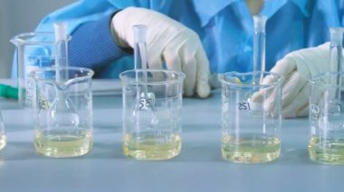 laboratuarda çalışan bilim adamları