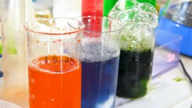 laboratuarda çalışan bilim adamı