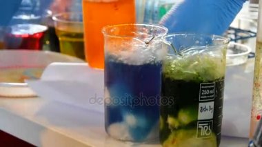 Laboratuvarda çalışan bir grup bilim adamı.