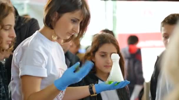 Grupo de cientistas que trabalham no laboratório — Vídeo de Stock