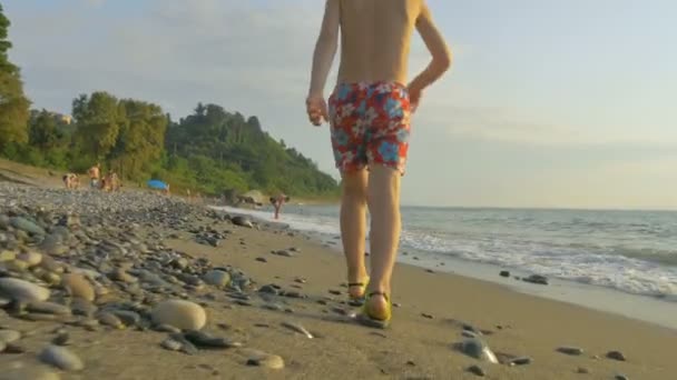 Красивый пляж в Батуми — стоковое видео