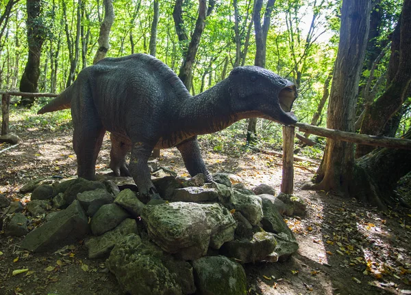 Диносор в парке Сатафлия — стоковое фото