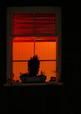 Amsterdam, Hollanda - Ocak Circa, 2017: gece, Amsterdam, sokak. Işık penceresinde
