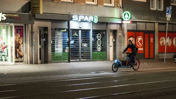 Amsterdam Nederländerna Januari Circa 2017 Gatan Natten Amsterdam Man Rider — Stockfoto